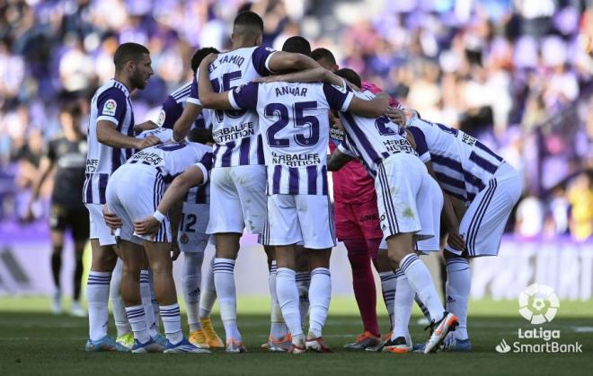 Arenga de los jugadores del Real Valladolid ante la Ponferradina (Foto: LaLiga)