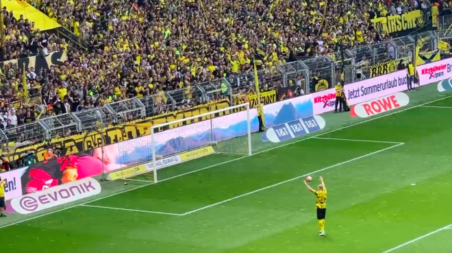 Haaland se despide de la afición del Dortmund.