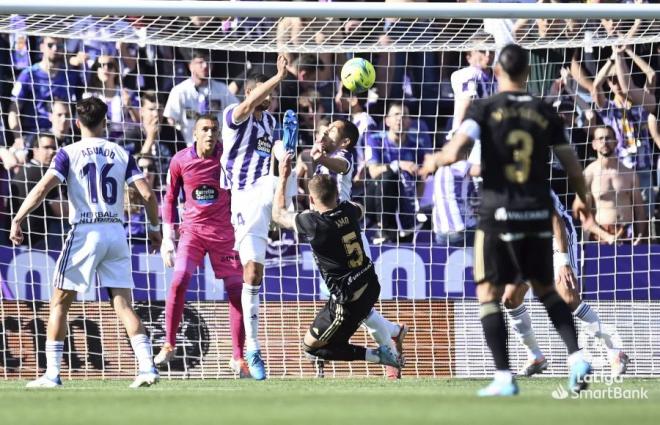 Joaquín despeja un balón en el Real Valladolid-Ponferradina (Foto: LaLiga)