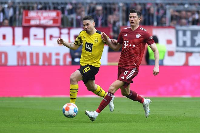 Lewandowski y Guerreiro pelean por un balón en el Bayern-Borussia Dortmund (Foto: Cordon Press).