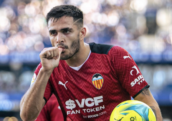Maxi Gómez marca ante el Espanyol el primero del Valencia CF (Foto: VCF)