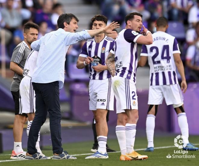 Pacheta da instrucciones a sus jugadores en el Real Valladolid-Ponferradina (Foto: LaLiga)