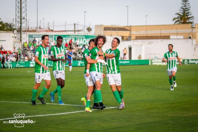 El Sanluqueño celebra su gol ante el Betis Deportivo (Foto: Atlético Sanluqueño).