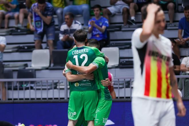 Jugadores del UMA celebran un gol en la semifinal de la Copa del Rey.