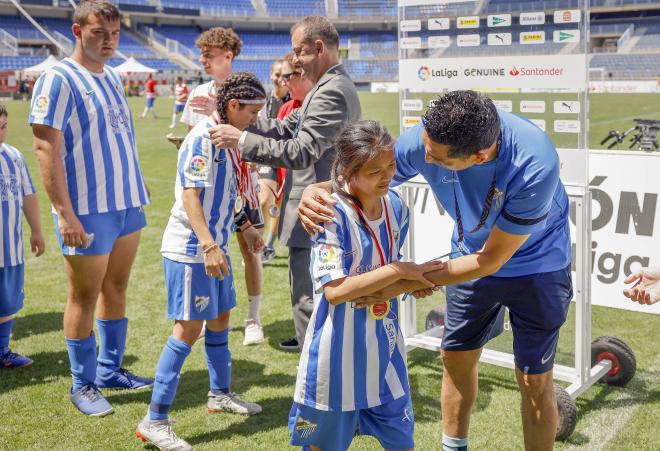 Los jugadores y jugadoras del Málaga Genuine reciben las medallas (Foto: MCF).