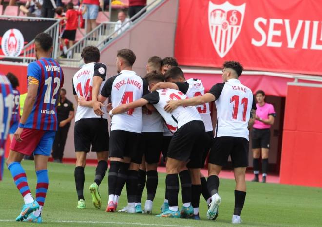 Los jugadores del Sevilla Atlético celebran un gol (foto: Kiko Hurtado).