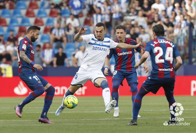Morales juega ante Escalante, Bardhi y Campaña en el Levante-Alavés del Ciutat de Valencia (Foto: LaLiga).
