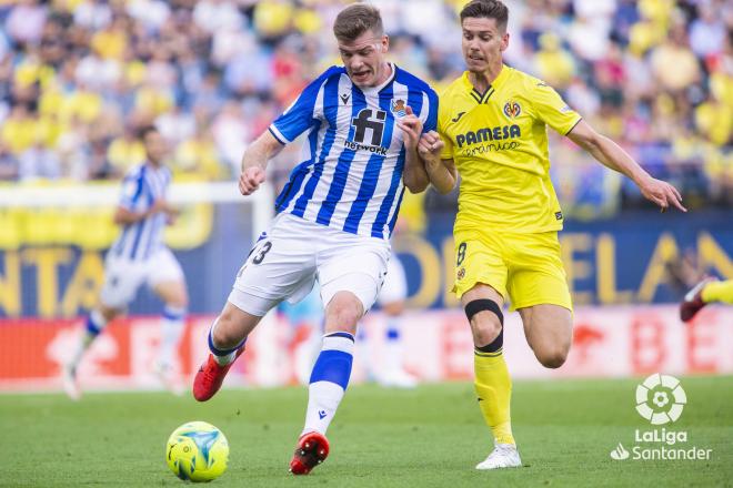 Sorloth protege ante Foyth en el Villarreal-Real Sociedad (Foto: LaLiga).