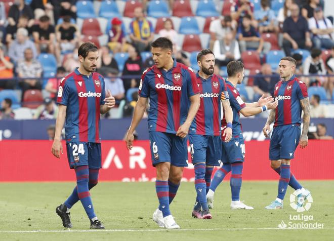 Campaña, Duarte, Morales y Roger se lamentan tras un gol en el Levante-Alavés del Ciutat de Valencia. (Foto: LaLiga)