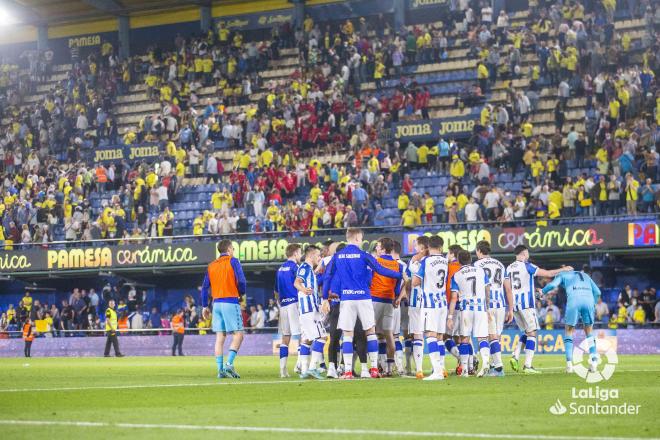 Piña de los jugadores de la Real Sociedad tras ganar al Villarreal y clasificarse a Europa League