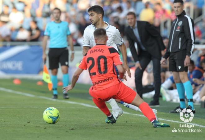 Ismael, de espaldas, defiende a un rival del Tenerife (Foto: LaLiga).
