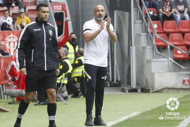 Abelardo arenga a sus jugadores en el Sporting-Girona (Foto: LaLiga)