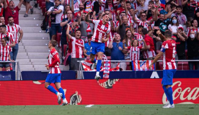 Giménez celebra su gol en el Atlético-Sevilla (Foto: Cordon Press).