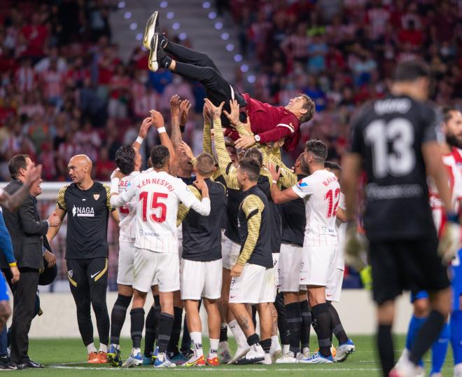 Los jugadores del Sevilla mantean a Lopetegui tras clasificarse para la Champions (Foto: Cordon Press).