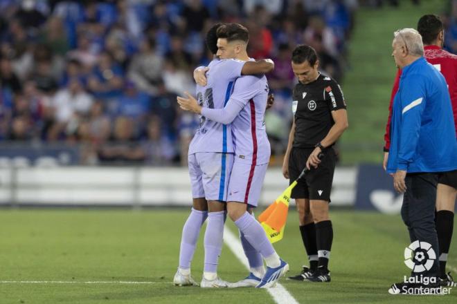 Balde se abraza con Mika Mármol, que ahora jugará en el Andorra de Piqué (Foto: LaLiga),