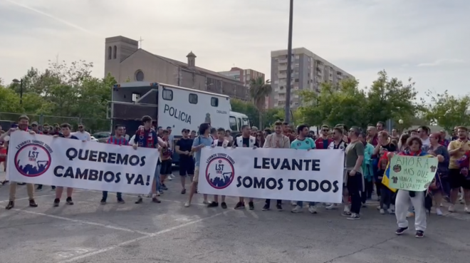 Manifestación de Levante Somos Todos antes del Levante-Alavés.