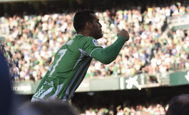 Juanmi celebra un gol (Foto: Kiko Hurtado)
