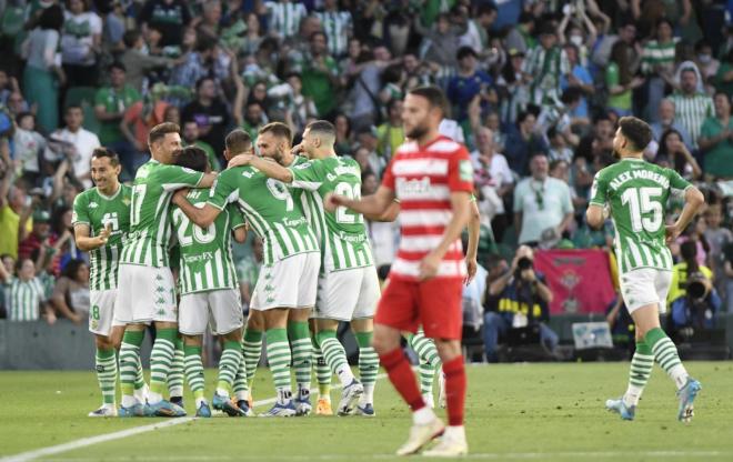 Celebración del 2-0 de Juanmi en el Betis - Granada (Foto: Kiko Hurtado)