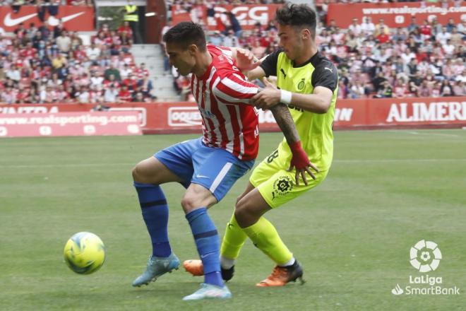 Djuka protege el balón en el Sporting-Girona (Foto: LaLiga)