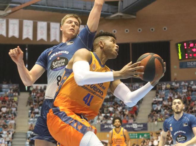 El Valencia Basket sufre en Santiago pero conserva la tercera plaza (85-89)