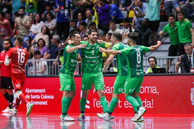 Los jugadores del UMA Antequera celebran uno de los goles de la final.