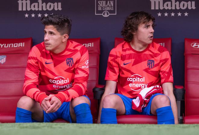 Giuliano Simeone y Javi Serrano, en el banquillo del Atlético de Madrid (Foto: Cordon Press).