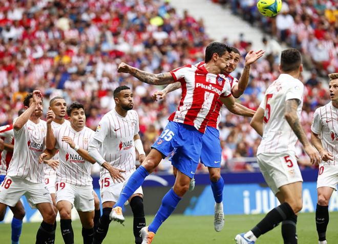 José María Giménez cabecea en la acción del gol al Sevilla (Foto: ATM).
