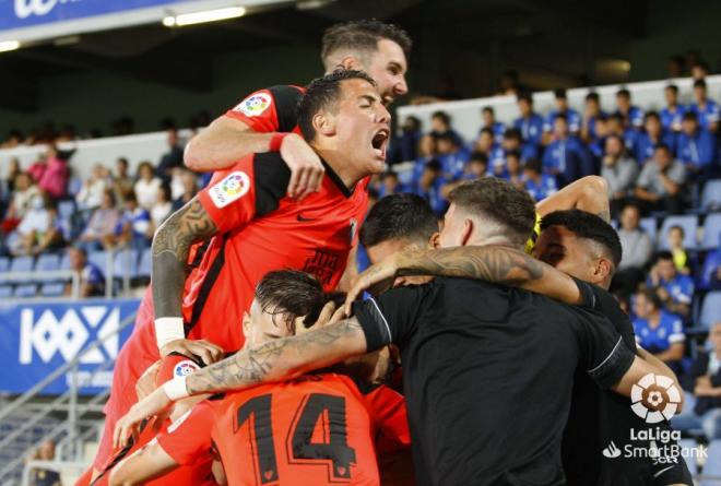 Los jugadores del Málaga celebran con rabia el segundo gol al Tenerife (Foto: LaLiga).