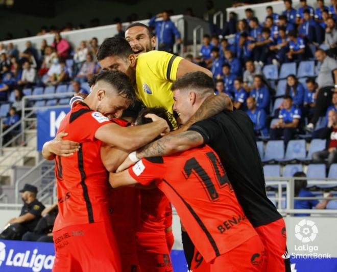 Los jugadores del Málaga celebran con rabia el segundo gol al Tenerife (Foto: LaLiga).