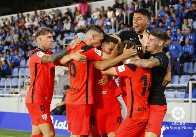 Los jugadores del Málaga celebran con alegría el segundo gol al Tenerife (Foto: LaLiga).