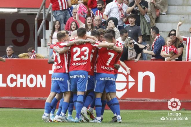 Los jugadores del Sporting celebran el gol de Gragera ante el Girona (Foto: LaLiga)