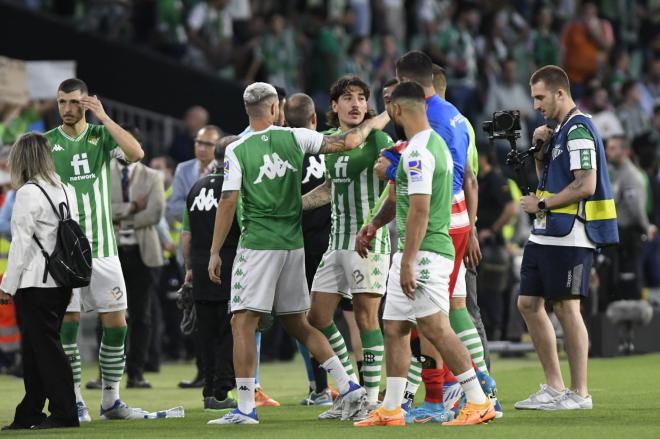El lateral no pudo contener las lágrimas tras el Betis-Granada (Foto: Kiko Hurtado)