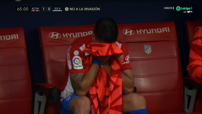 Luis Suárez, llorando en el banquillo.