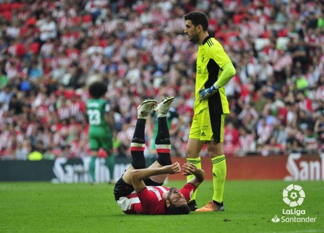 La lesión de Raúl García ante el CA Osasuna en San Mamés (Foto: Athletic Club).