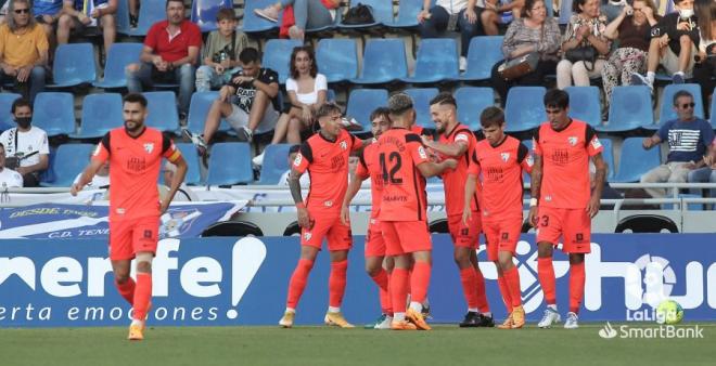 Los jugadores del Málaga celebran el gol de Vadillo al Tenerife (Foto: LaLiga).