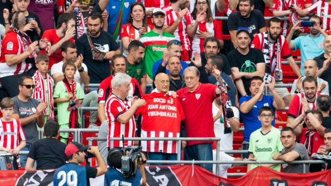 Juan Antonio Virumbrales, homenajeado ante Osasuna con La Otxoa y Manolo Delgado (Foto: Athletic Club).