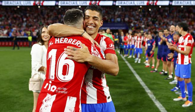 Héctor Herrera y Luis Suárez se abrazan durante la despedida de ambos del Atlético de Madrid (Fo