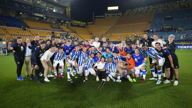 Jugadores, técnicos y trabajadores de la Real celebran la clasificación para la Europa League (Foto: Real Sociedad).