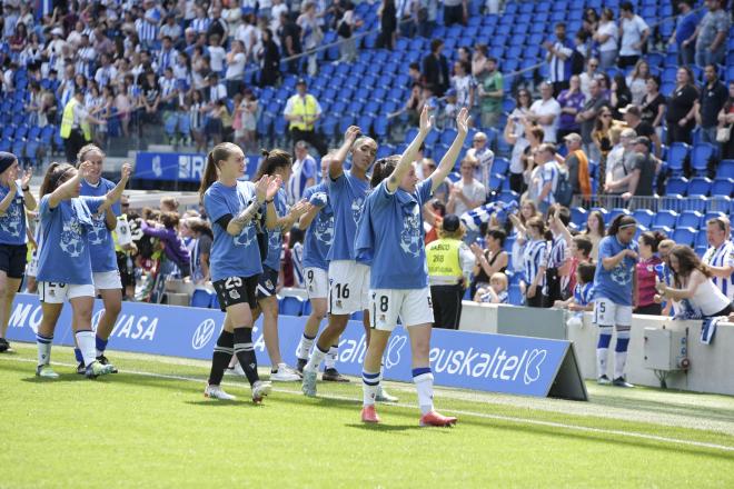 Las jugadoras de la Real Sociedad saludan a la afición tras el partido (Foto: Giovanni Batista).