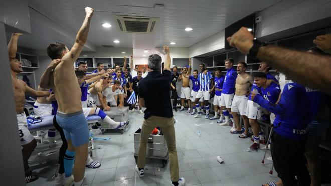 Los jugadores de la Real, con Imanol al frente, celebran en el vestuario de La Cerámica la clasificación para la Europa League (Foto: Real Sociedad).