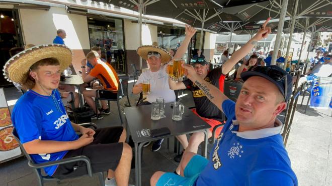 Aficionados del Rangers, cerveza en mano, en Sevilla para la final de la Europa League (Foto: Kiko Hurtado).