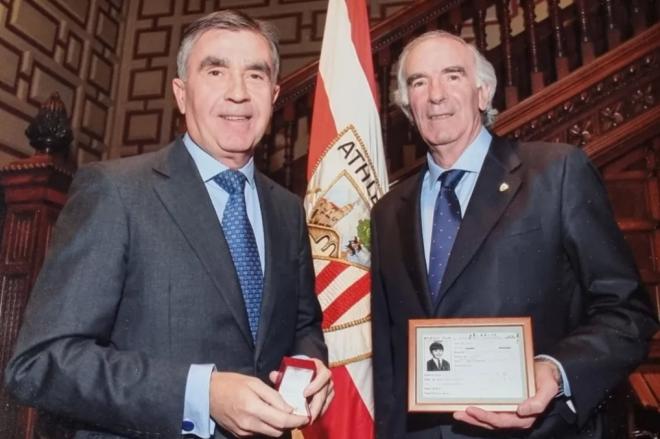 Iñaki Arechabaleta recibe la insignia, por los 50 años de socio, del Txopo Iribar