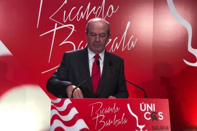 El precandidato Ricardo Barkala lucía corbata roja y camisa blanca en su estudiada presentación ante la prensa (Foto: DMQ Bizkaia).