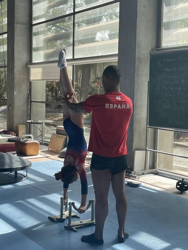Dos gimnastas del Club Antares de Valencia disfrutan de una masterclass con Ray Zapata