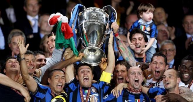 Zanetti levanta la Champions League del Inter en el Bernabéu.