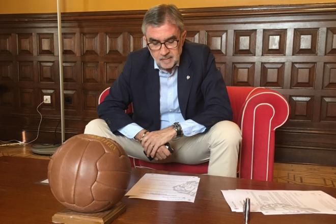 El candidato a la presidencia del Athletic Club Iñaki Arechabaleta posando con un balón vintage en Ibaigane.