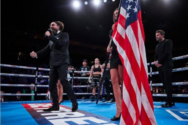 El speaker de boxeo David Diamante en el ring, a pleno pulmón, en un combate en USA.