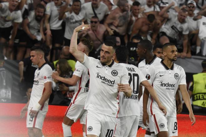 Kostic anima a su afición tras el gol de Santos Borré en la final de la Europa League (Foto: Kiko