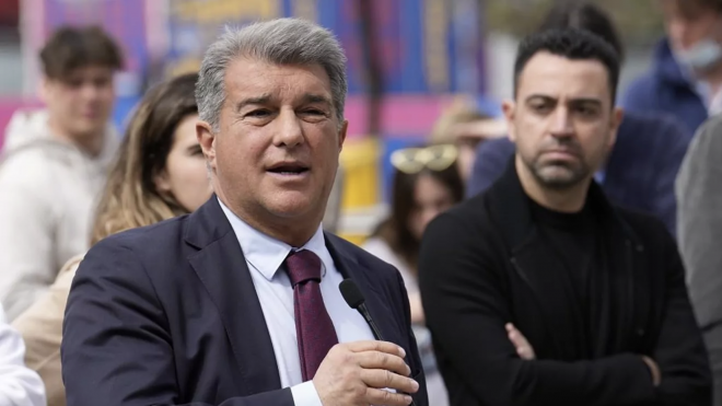 Joan Laporta, con Xavi de fondo, en un acto del Barcelona (Foto: EFE).