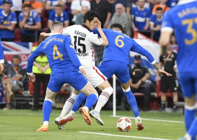 Lundstram y Goldson tratan de robar el balón a Kamada en la final de la Europa League entre Ranger